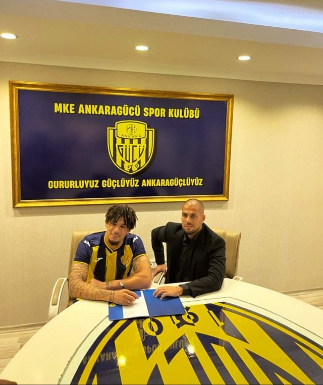 Mathieu Markaroglu prend la pose avec Kevin Malcuit