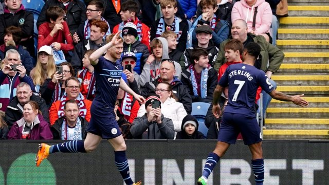 De Bruyne et Sterling célèbrent à Burnley avec Manchester City