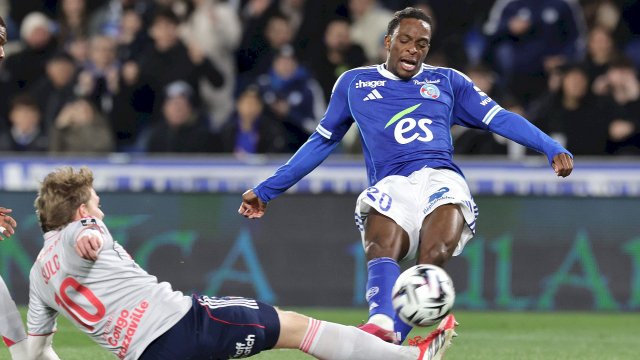 Pavel Sulc (OL) et Martial Godo (Strasbourg)