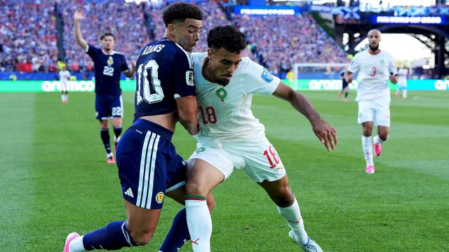 Ché Adams (Écosse) et Chadi Riad (Maroc)