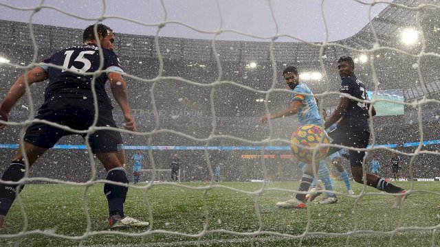 Ilkay Gündogan buteur avec Manchester City contre West Ham sous la neige