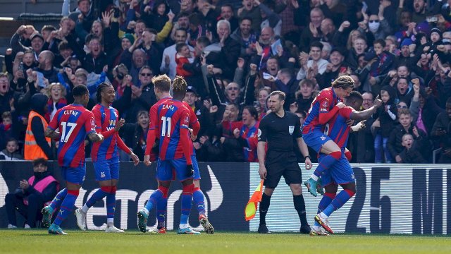 Marc Guéhi et les joueurs de Crystal Palace célèbrent un but