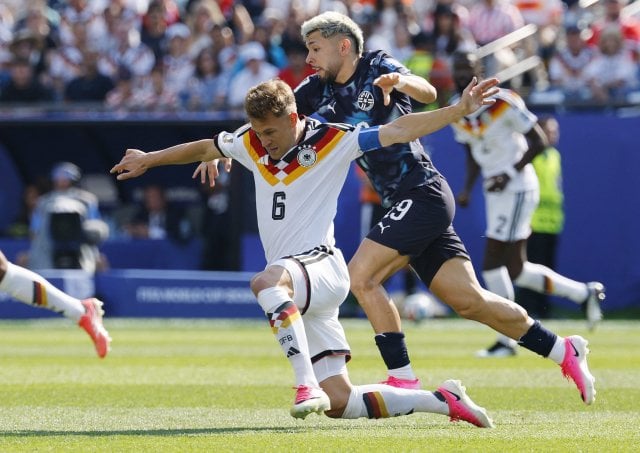 Joshua Kimmich (Allemagne) et Julio Enciso (Paraguay)
