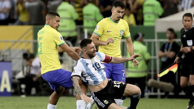 André et Martinelli (Brésil) face à Messi (Argentine)