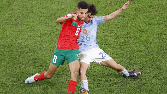 Azzedine Ounahi (Maroc) au duel avec Pedri (Espagne)