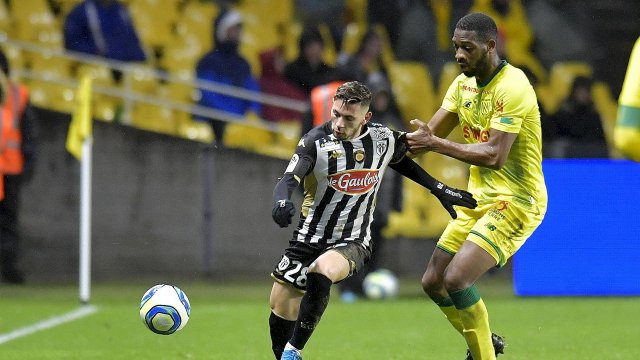 Molla Wagué avec le FC Nantes contre Farid El Melaïli (Angers)
