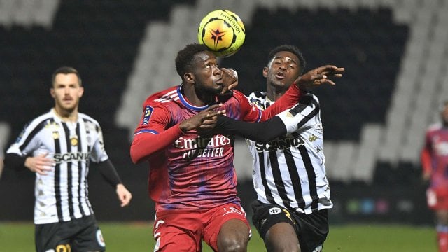 Sinaly Diomandé (Olympique Lyonnais) au duel avec Mohamed-Ali Cho (SCO Angers)