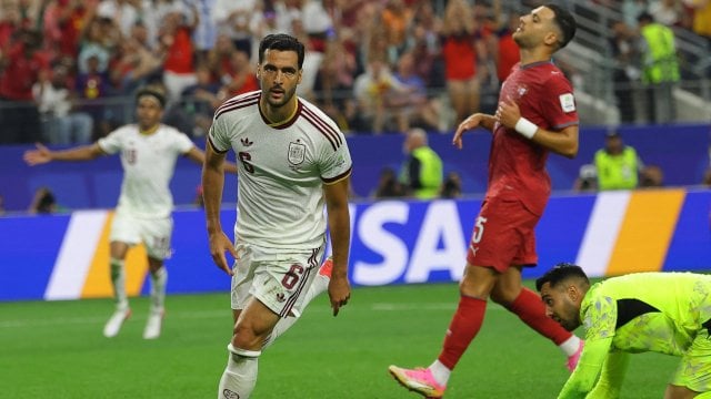 Mikel Merino celebra su gol a Portugal.
