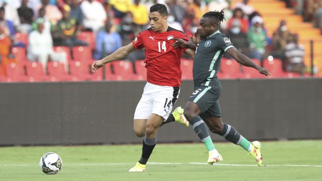 Moses Simon en action avec le Nigeria contre l'Égypte à la CAN 2021