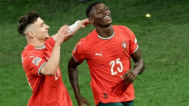 Nuno Mendes festeja su diana con Portugal