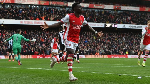 Bukayo Saka célèbre son but avec Arsenal