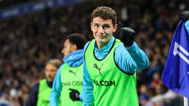 Benjamin Pavard à l'échauffement avec l'OM