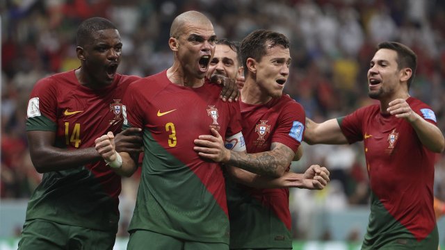 Les joueurs du Portugal célèbrent le but de Pepe