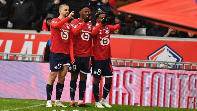 Les joueurs du LOSC célèbrent leur victoire contre Lorient