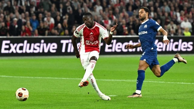 Renan Lodi derrière Carlos Borges, buteur pour l'Ajax
