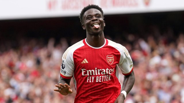 Bukayo Saka célèbre un but avec Arsenal