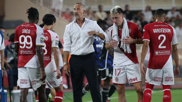 Adi Hütter, entraîneur de l'AS Monaco, entouré de ses joueurs