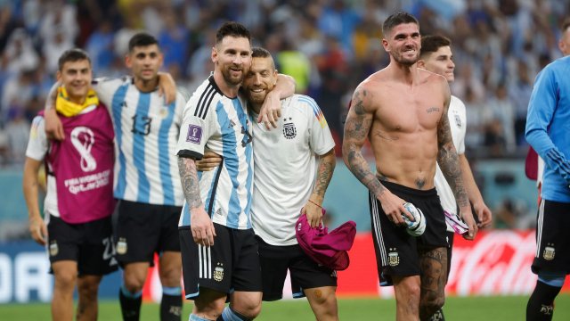 Alejandro Gomez aux côtés de Lionel Messi et Rodrigo De Paul 