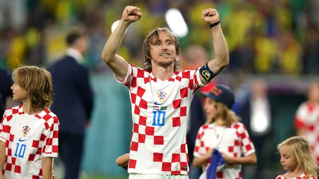 Luka Modric célèbre avec ses enfants sous les couleurs de la Croatie 