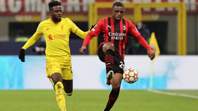 Pierre Kalulu avec l'AC Milan contre le Liverpool de Divock Origi