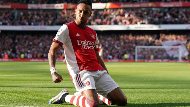 Aubameyang imite la légende d'Arsenal, Thierry Henry, pour célébrer son but face à Tottenham.