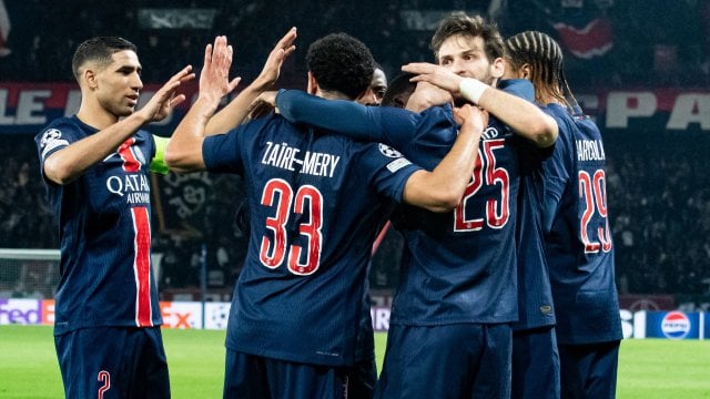 Les joueurs du PSG célèbrent un but face à Aston Villa