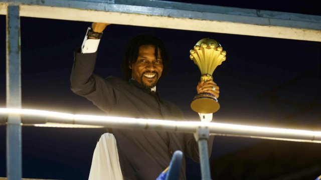 Rigobert Song avec le trophée de la CAN en 2019