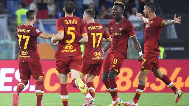 Veretout, Abraham et Mkhitaryan célèbrent un but de l'Arménien contre la Fiorentina