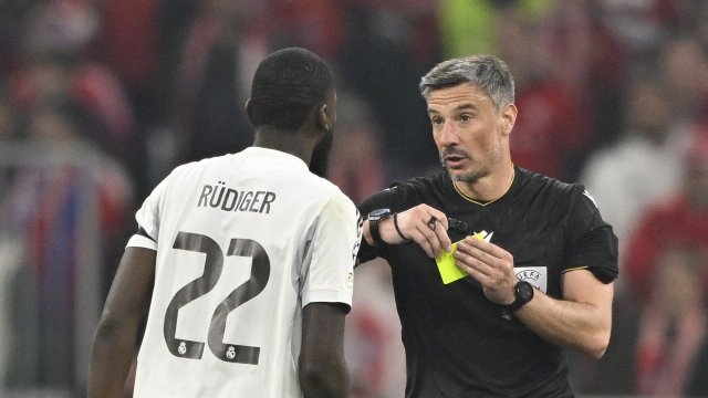 Antonio Rüdiger et l'arbitre du match Bayern-Real Madrid