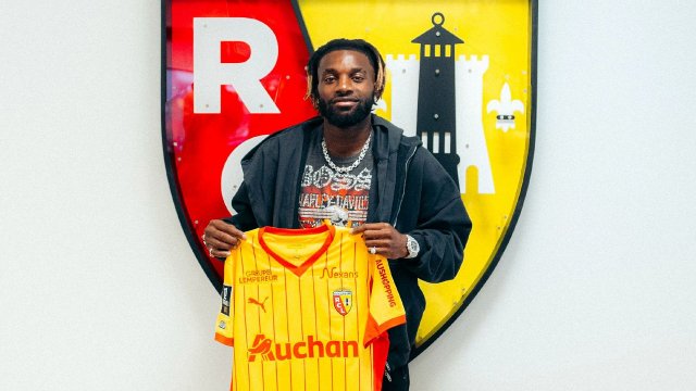 Allan Saint Maximin pose avec le maillot du RC Lens