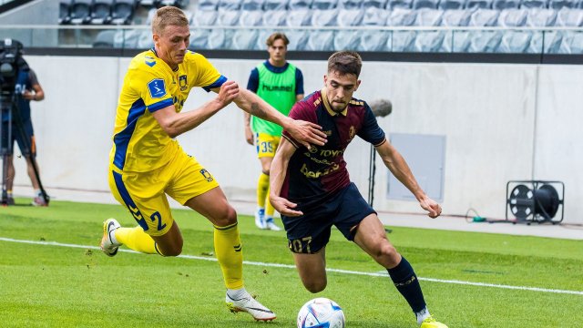 Sebastian Sebulonsen (l.) im Kampf um den Ball