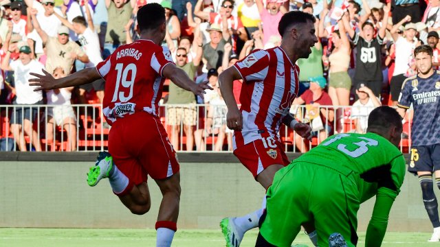 Sergio Arribas celebrando su gol con el Almería