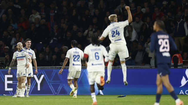 Les joueurs de Strasbourg fêtent un but au Parc des Princes