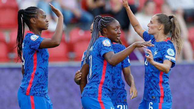 Les joueuses de l'équipe de France célèbrent le premier but face à la Belgique
