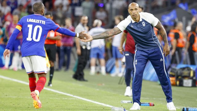 Thierry Henry avec Alexandre Lacazette aux JO 2024