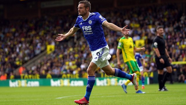 Jamie Vardy célèbre un but contre Norwich avec Leicester en Premier League