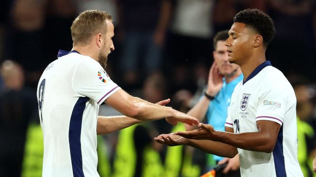 Ollie Watkins (r.) kommt für Harry Kane (l.) ins Spiel