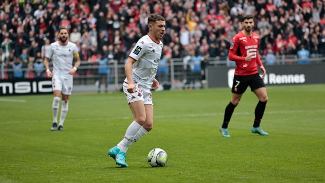 William Mikelbrencis am Ball für den FC Metz