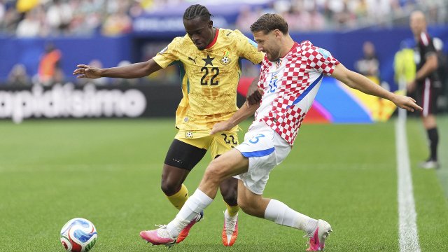 Nikola Vlasic (Croatie) et Kamaldeen Sulemana (Ghana)