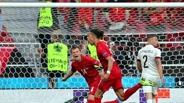 Yussuf Poulsen ouvre le score pour le Danemark face à la Belgique