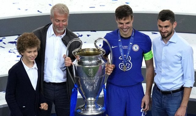 Roman Abramovich soulevant le trophée de la Ligue des Champions en compagnie de Cesar Azpilicueta