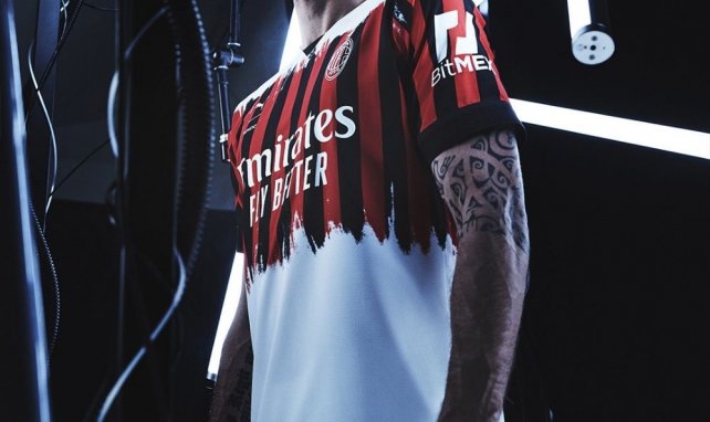 Olivier Giroud avec le maillot 4h 2021-2022 de l'AC Milan et PUMA