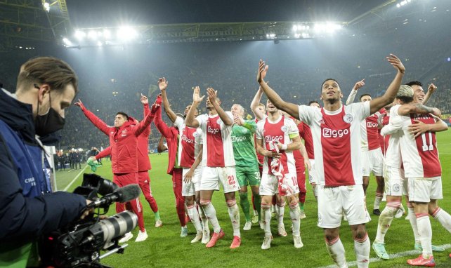 Les joueurs de l'Ajax Amsterdam célèbrent avec leurs supporters