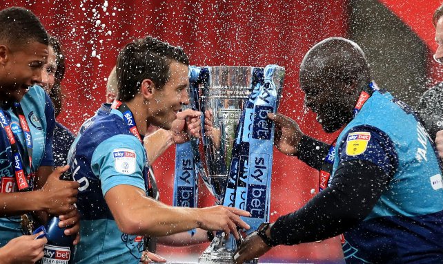 Matt Bloomfield et Adebayo Akinfenwa soulèvent le trophée des play off de League One