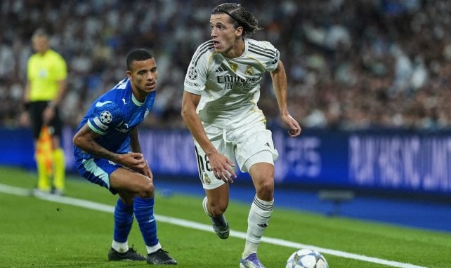 Álvaro Carreras signe un bijou pour le 4-0 !