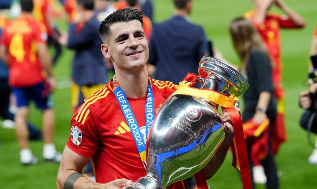 Álvaro Morata, soulevant l'Euro, avec l'Espagne