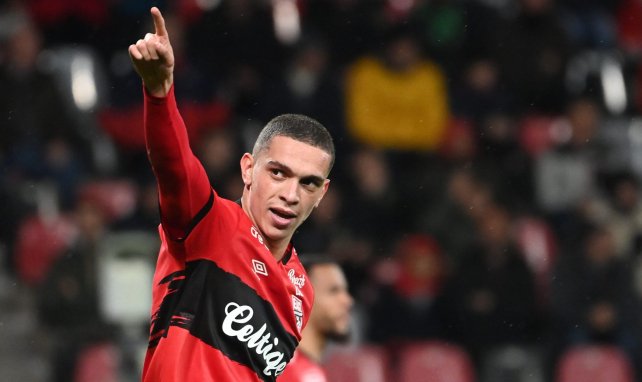 Amine El Ouazzani célèbre un but avec Guingamp en Ligue 2