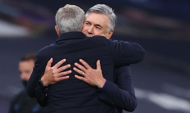 Carlo Ancelotti et José Mourinho s'enlacent
