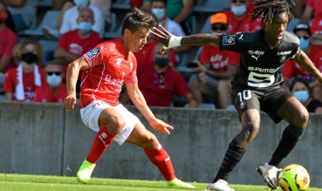 Andres Cubas au duel avec Eduardo Camavinga en Ligue 1 