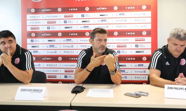 Sébastien Faraglia (au centre), le président du FC Annecy